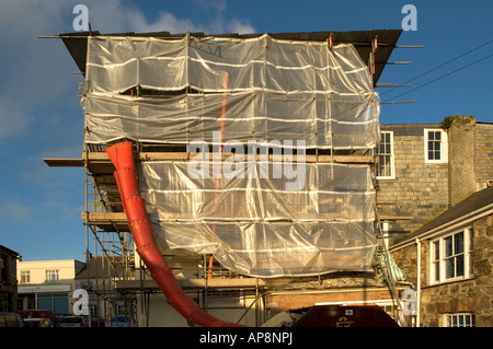 alten Büros in Truro, Cornwall, wird renoviert, bedeckt mit Plastikplanen zum Schutz vor dem Wetter Stockfoto