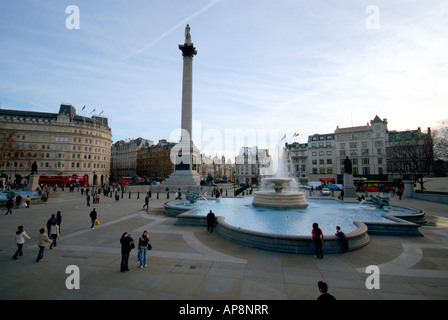 Menschen Sie Fräsen um am Trafalgar Square mit der Nelson Säule und den Brunnen. Stockfoto