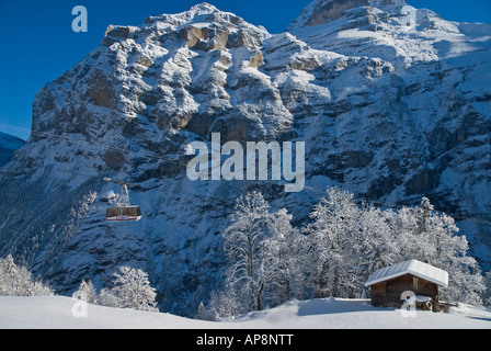 Kleine Almhütte bedeckt Schnee im Schweizer Dorf von Gimmelwald, Berner Oberland, Schweiz Stockfoto