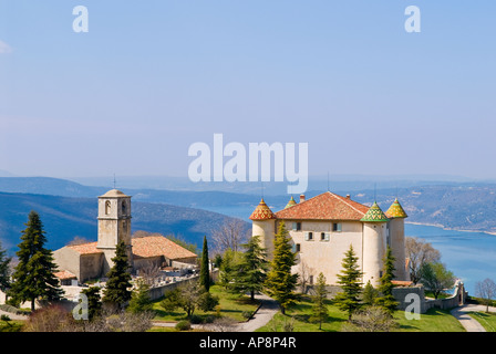 französische Schloss im Dorf Aiguines mit Blick auf Lac de Sainte Croix, Frankreich Stockfoto