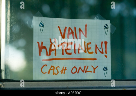 Bargeld nur handschriftliche Zeichen auf Kiosk-Fenster Stockfoto