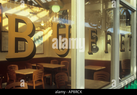 Detail-Suche in außerhalb Bahnhofscafé mit Plakaten, Tisch und Stühlen und Gold Buchstaben unter Windows unter Angabe BUFFET Stockfoto