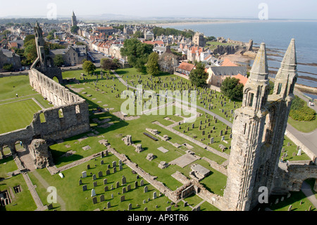 Saint St Andrews von der Spitze des St Rule Turm auf dem Gelände der Kathedrale, Fife.  XPL 3369-332. Stockfoto