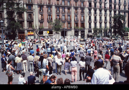 Sardana, Barcelona, Sardanes ist der Nationaltanz Spaniens. Katalanische Kultur. Fremde tanzen im Kreis auf dem Cathedral Square im Barrio Gotico. Stockfoto