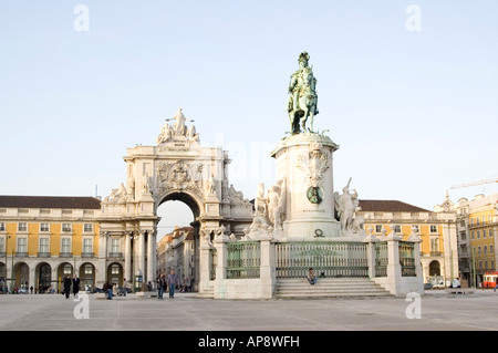 Statue von König José ich in Commerce Square (Praça Do Comércio), errichtet im Jahre 1775 nach dem Erdbeben von 1755. Stockfoto