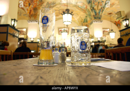 Gläser auf einem Tisch im Hofbräuhaus, München Stockfoto