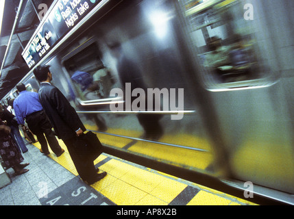 U-Bahn-Station in New York City. Geschäftsmann Passagier wartet auf dem Bahnsteig für den Zug zu stoppen. Rush Hour in Midtown Manhattan Stockfoto