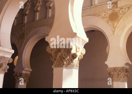 Santa Maria la Blanca Synagoge in Toledo, Spanien. Mudejar-Bögen in der Synagoge Castilla La Mancha. Mittelalterliche gotische Architektur. Stockfoto