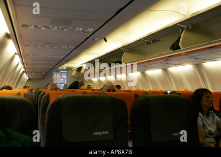 Passagiere an Bord eines Easyjet Boeing 737 von Belfast International Airport, Flughafen Bristol Stockfoto