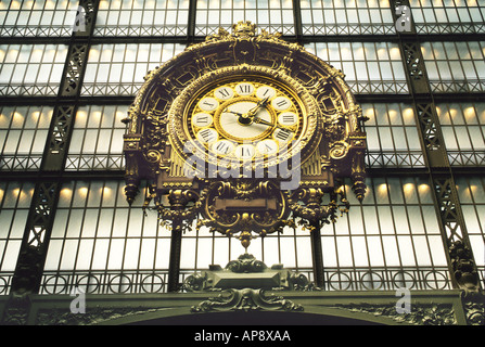 Pariser Musée d'Orsay Innenmuseum berühmte Uhr. Ehemaliger Bahnhof Gare d'Orsay aus dem 19. Jahrhundert. Ufer der seine UNESCO-Weltkulturerbe. Frankreich Stockfoto