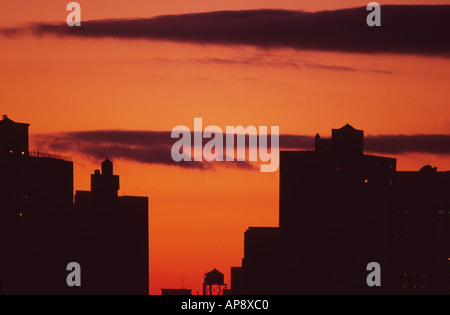 Skyline von New York City bei Sonnenuntergang von oben. Central Park West Silhouette vor einem orangefarbenen Abendhimmel. Hitzewelle oder Hitzewelle USA Stockfoto