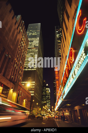 New York City Rockefeller Center Radio City Music Hall Festzelt mit Neonlicht. Sixth Avenue . Teil des Gebäudekomplexes des Rockefeller Center. Stockfoto