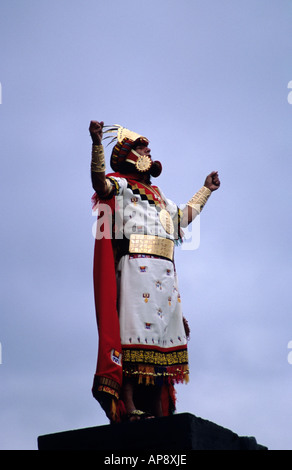 Ein Inka verkünden die Sonne an der Sonnentempel zu Beginn des Inti Raymi Festival, Cuzco, Peru Stockfoto