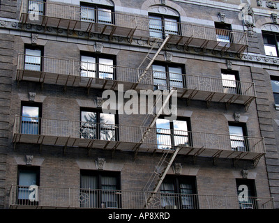 Fassade und Fenster der älteren mehrstöckiges Wohnhaus auf der upper West Side von Manhattan in New York City. Stockfoto