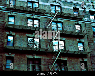 Fassade und Fenster der älteren mehrstöckiges Wohnhaus auf der upper West Side von Manhattan in New York City. Stockfoto