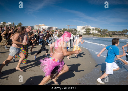 Dash für das Wasser am Neujahrstag schwimmen, Javea, Costa Blanca, Spanien Stockfoto