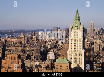 Das Woolworth Building, Downtown im Financial District von Lower Manhattan, und das Empire State Building in Midtown Manhattan. Luftaufnahme. USA Stockfoto