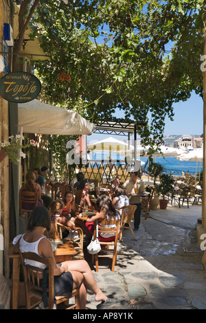 Cafe Bar am venezianischen Hafen in der Altstadt, Nordwestküste, Chania, Kreta Griechenland Stockfoto