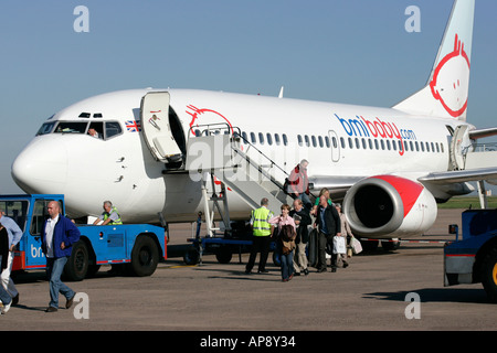 Passagiere aussteigen BMI baby-Boeing 737-Flugzeuge am Flughafen Nottingham East Midlands England Stockfoto
