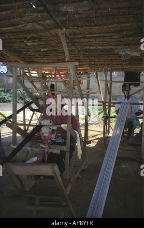 Zwei Männer arbeiten Webstühle Kente Tuch weben in Bonwire Dorf Ashanti Region von Ghana Westafrika Stockfoto