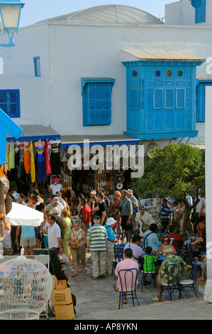 Ort Sidi Bou Said voller Tagestouristen von einem Kreuzfahrtschiff Stockfoto