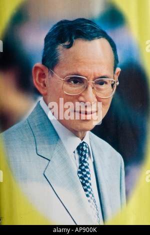 Porträts von HM König Bhumibol Adulyadej gibt es überall in Bangkok Thialand Stockfoto