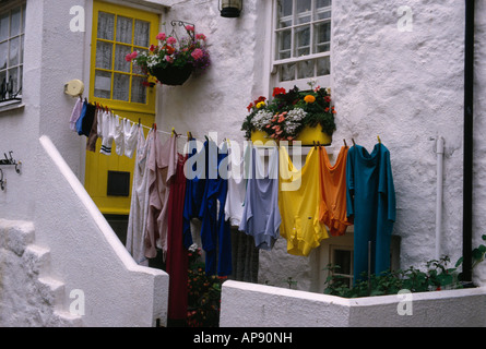 Bunte Wäsche auf Linie in kleinen ummauerten Garten vor Meer Ferienhaus Stockfoto