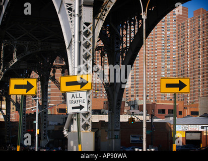 One-Way-Schild und gelben Richtungspfeil Zeichen an einer Kreuzung in Manhattan unter dem Riverside Drive Viadukt. Stockfoto