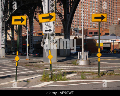 One-Way-Schild und gelben Richtungspfeil Zeichen an einer Kreuzung in Manhattan unter dem Riverside Drive Viadukt. Stockfoto