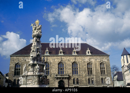Marian Dreifaltigkeitssäule vor Gebäude, Budapest, Ungarn Stockfoto