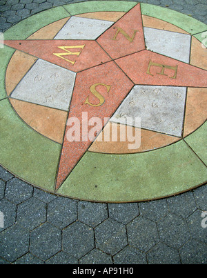 Bunte konkrete Kompass in Gehweg im New Yorker Riverside Park eingebettet. Stockfoto