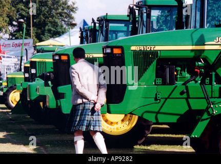Mann in schottischem Kleidkilt, der Traktoren beim Royal inspiziert Highland Show Ingliston Edinburgh Stockfoto