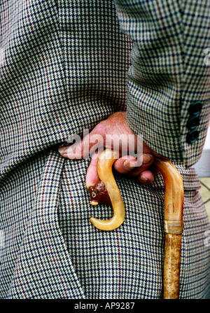 Mann in einer karierten Jacke mit einem geschnitzten Gehstock, Royal Highland Show Ingliston Edinburgh Stockfoto
