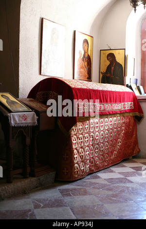 Der Schrein mit den Reliquien des Heiligen Petrus von Cetinje und die Rechte Hand des Heiligen Johannes des Täufers in Kloster Cetinje, Montenegro Stockfoto