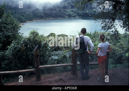 Junges Paar Blick auf Laguna Botos im Parque Nacional Volcan Poas, Costa Rica Stockfoto