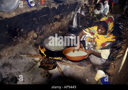 Frau, Kochen von Reis in ihrer Hütte auf der Insel Lamu, Kenia Stockfoto