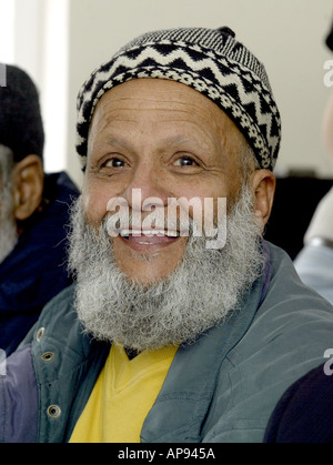 Ältere jemenitische Männer besuchen Englischkurs bei jemenitischen Gemeindezentrum in Sheffield Stockfoto