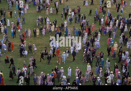 Buckingham Palace, Queens Garden Party, London England, UK Gäste verlassen am Nachmittag. 1980er, 80er, HOMER SYKES Stockfoto
