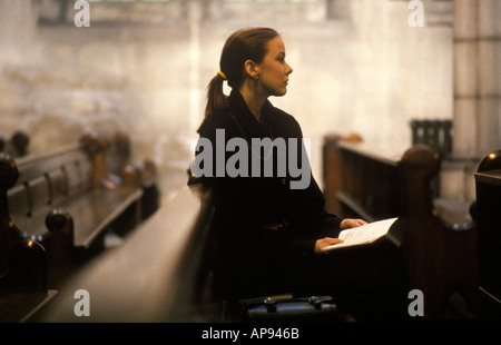 Frau allein in einer leeren Kirche St. John the Baptist Church Holland Park Road, Shepherd's Bush, London, England, 1985 1980er Jahre, Großbritannien HOMER SYKES Stockfoto