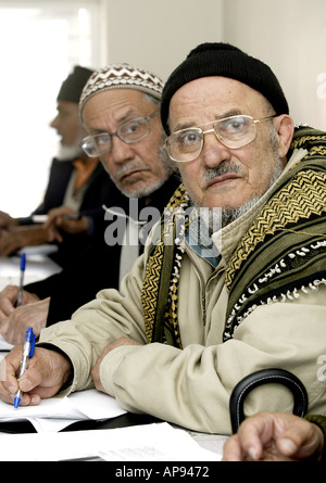 Ältere jemenitische Männer besuchen Englischkurs bei jemenitischen Gemeindezentrum in Sheffield Stockfoto