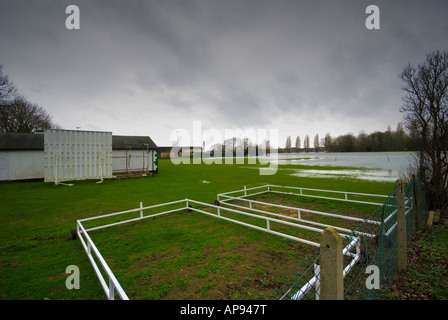 Ein überflutet Cricket-Club-Platz neben dem Fluss Themse Abingdon Oxfordshire Stockfoto