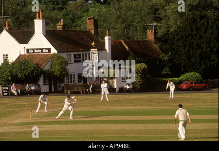 Village Cricket in Tilford, Surrey. Die Gerste mähen den lokalen Pub des Dorfes, wo es am Ende des Spiels Erfrischungen gibt 1990er UK. HOMER SYKES Stockfoto