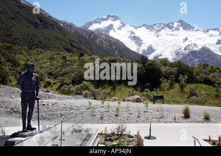 Sir Edmund Hillary mit Blick auf Mount Cook / Aoraki vom Alpincenter, Dorf von Mount Cook National Park, Neuseeland Stockfoto