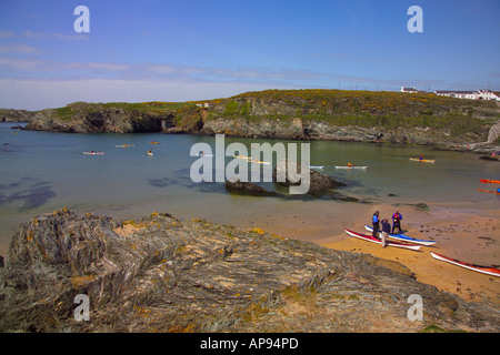 Kajak am Wochenende treffen Porth Dafarch Anglesey North West Wales Stockfoto