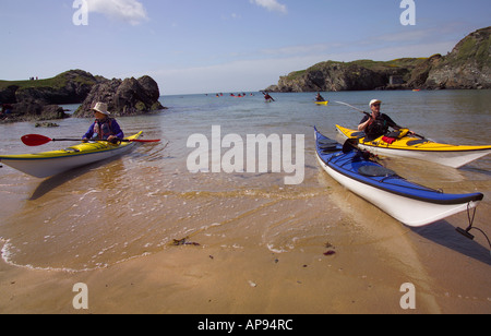 Kajak am Wochenende treffen Porth Dafarch Anglesey North West Wales Stockfoto