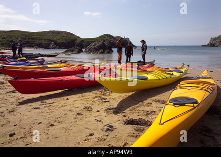 Kajak am Wochenende treffen Porth Dafarch Anglesey North West Wales Stockfoto