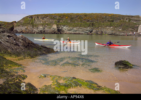 Kajak am Wochenende treffen Porth Dafarch Anglesey North West Wales Stockfoto