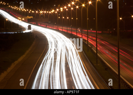 Auto Lichtspuren auf Autobahn Stockfoto