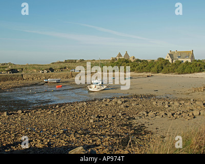 Bootshafen auf der Insel Ile de Siec bei niedrigen Ebbe Flut in der Landschaft an der Küste in Santec Stockfoto