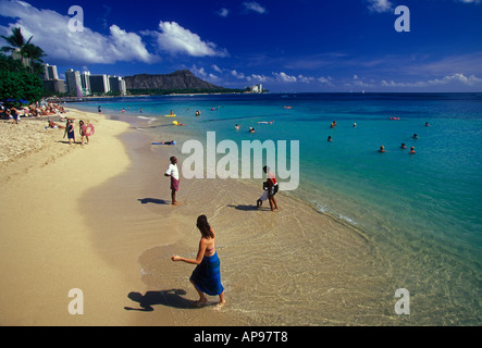 Badegäste und Hotels am Waikiki Beach mit Diamond Head im Hintergrund Insel Oahu Hawaii USA Stockfoto